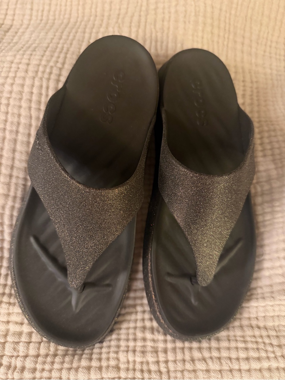 Crocs Women’s Metallic Brown Flip Flop Sandals size 8
